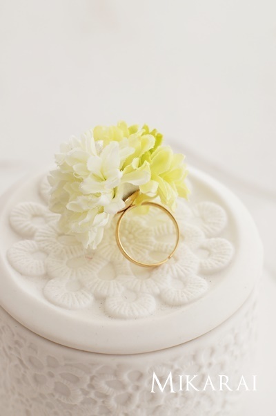 "Enjoy Matching Outfits with Your Female Guests♡ 8 Adorable and Stylish Designs of 'Flower Rings'＊*"にて紹介している画像