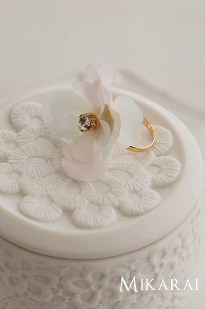 "Enjoy Matching Outfits with Your Female Guests♡ 8 Adorable and Stylish Designs of 'Flower Rings'＊*"にて紹介している画像