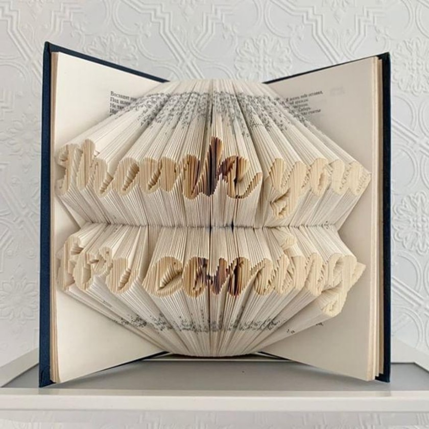 An idea to turn book art with a ring placed between the pages folded one by one into a ring pillow.💍📖にて紹介している画像