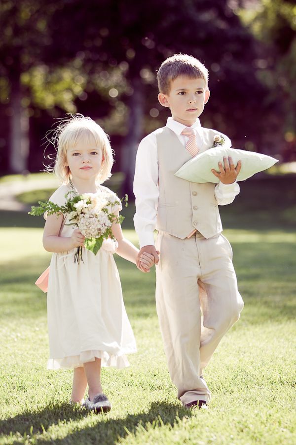 "Stealing the Spotlight with Cuteness: Adorable Ring Bearers and Flower Girls ♡"にて紹介している画像
