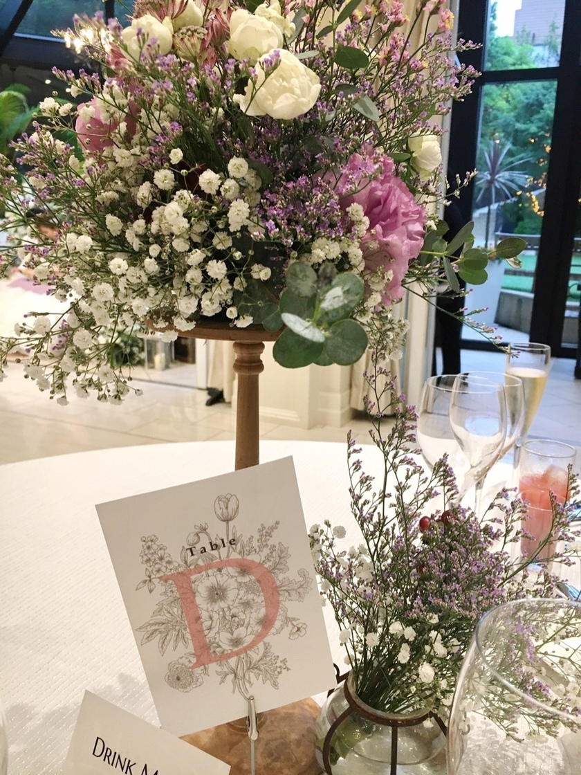 Real Bride Examples: Check Out 20 Photos of Actual Wedding Guest Table Decorations!にて紹介している画像