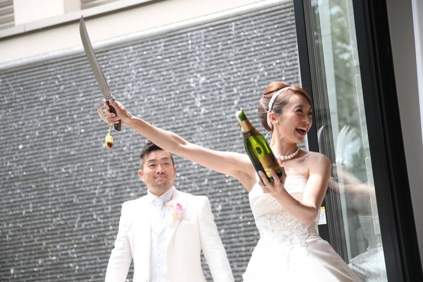 "Cutting Champagne Bottles with a Sword! The Wonderful 'Champagne Sabering' Performance by the Groom Before the Toast*"にて紹介している画像