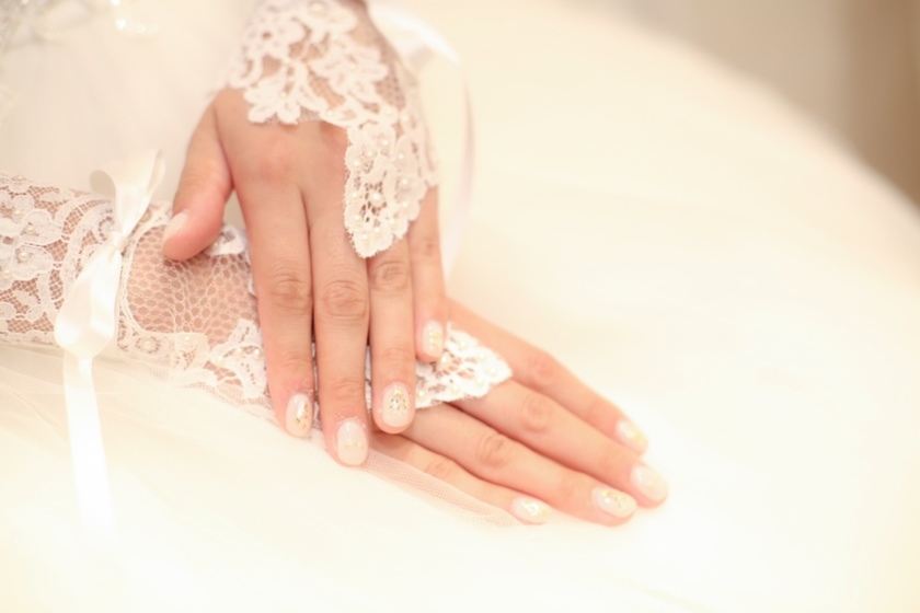 Enhance the Beauty of Nails and Rings: A Romantic Touch with Lacey Fingerless Gloves ♡にて紹介している画像