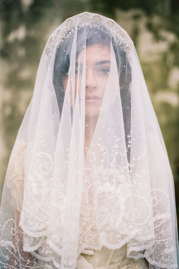 ティアラが可愛い♡お姫様ヘアスタイルをあつめましたにて紹介している画像