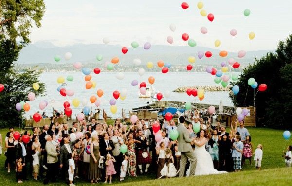 Versatile and Vibrant: Colorful Balloons for a Pop Wedding Decoration and Theme!にて紹介している画像