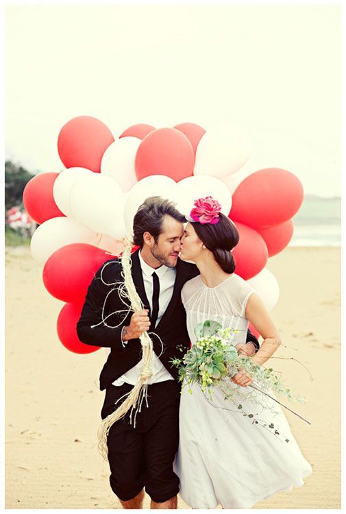 Versatile and Vibrant: Colorful Balloons for a Pop Wedding Decoration and Theme!にて紹介している画像