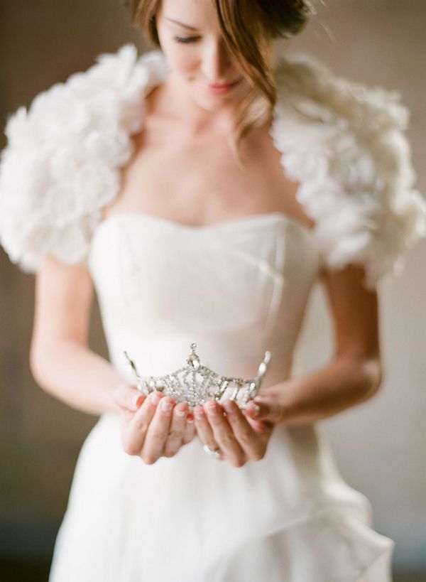 ティアラが可愛い♡お姫様ヘアスタイルをあつめましたにて紹介している画像