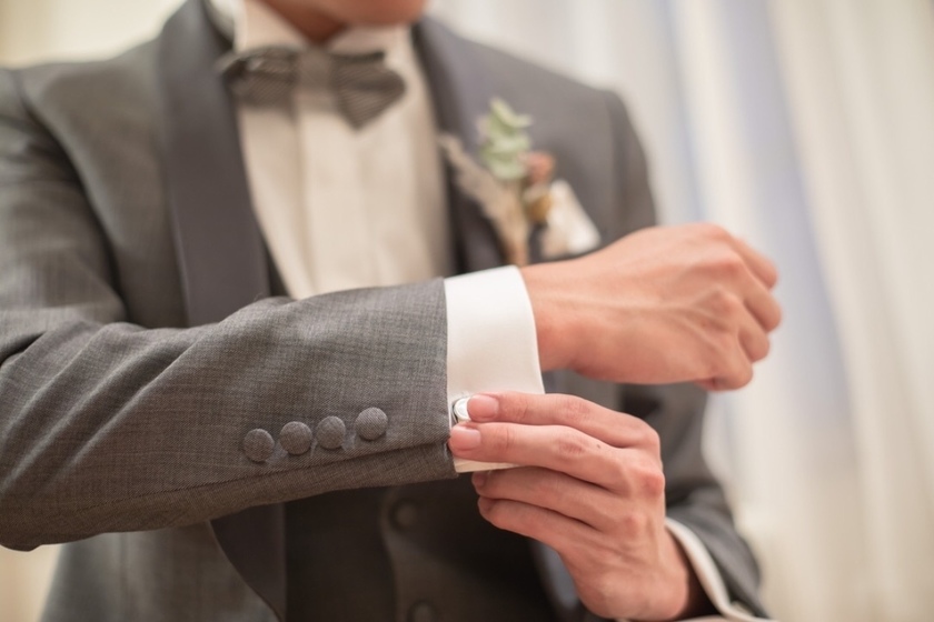 新郎ファッションのポイント🤵♂️シャツのカフスボタンにはこだわってる?【実例写真とおすすめのカフス】にて紹介している画像