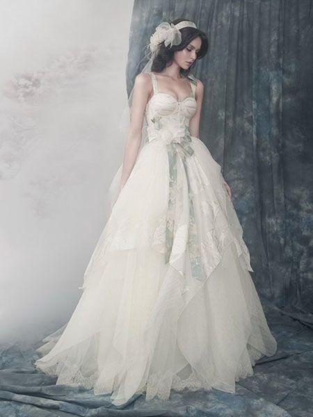 Nordic Originate: Papilio Wedding Dresses that are as Romantic as Butterflies ♡にて紹介している画像