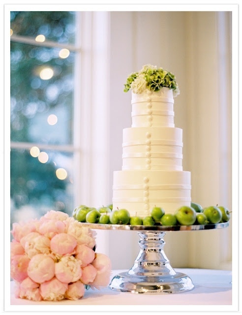 Which Fruits Would You Like to Add? A Perfect Collection of Fruits for Wedding Cake Decoration♡にて紹介している画像