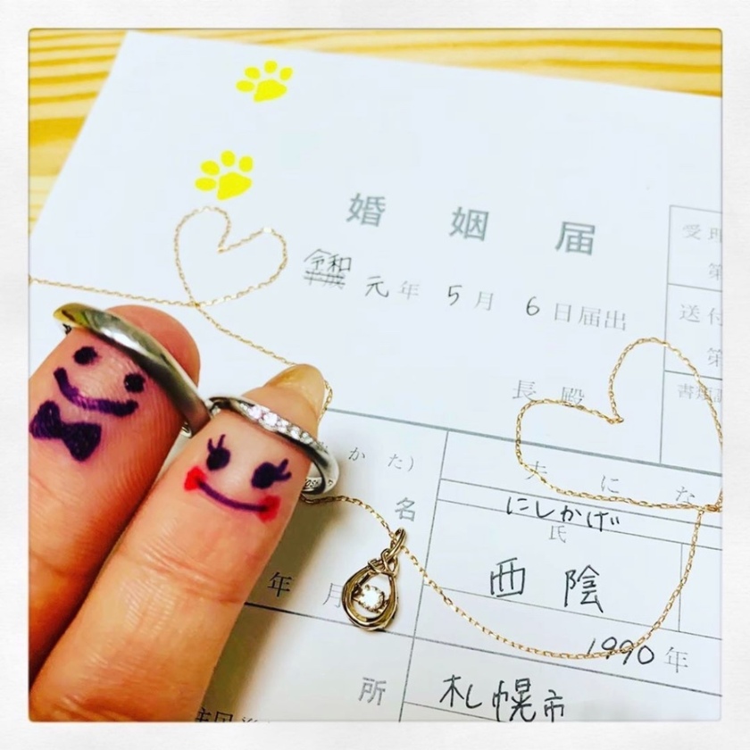 Pre-Marriage Photo Idea #1: Heart-Shaped Necklace on Marriage Certificate is the Latest Trend! ♡にて紹介している画像