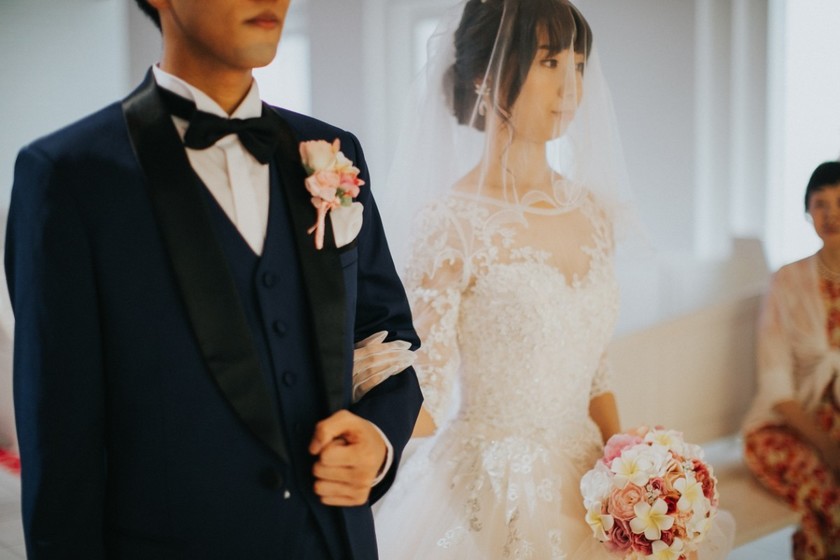 "Pictures of the Bride and Groom Together: Examples of Tuxedos to Match Wedding Dresses*"にて紹介している画像