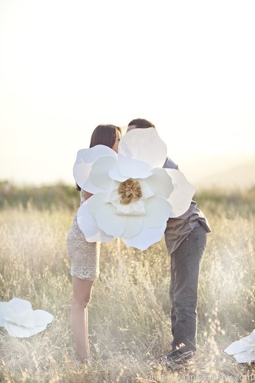 Too Cute♡ 6 Stunning Ways to Incorporate Giant Paper Flowers into Your Wedding Decor*にて紹介している画像