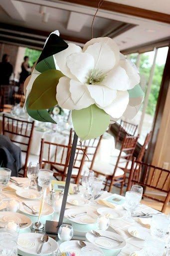 Too Cute♡ 6 Stunning Ways to Incorporate Giant Paper Flowers into Your Wedding Decor*にて紹介している画像