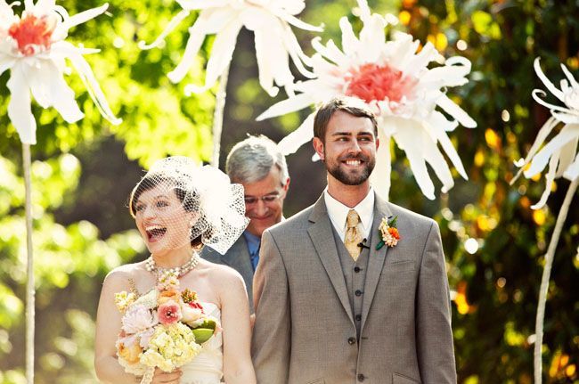 Too Cute♡ 6 Stunning Ways to Incorporate Giant Paper Flowers into Your Wedding Decor*にて紹介している画像