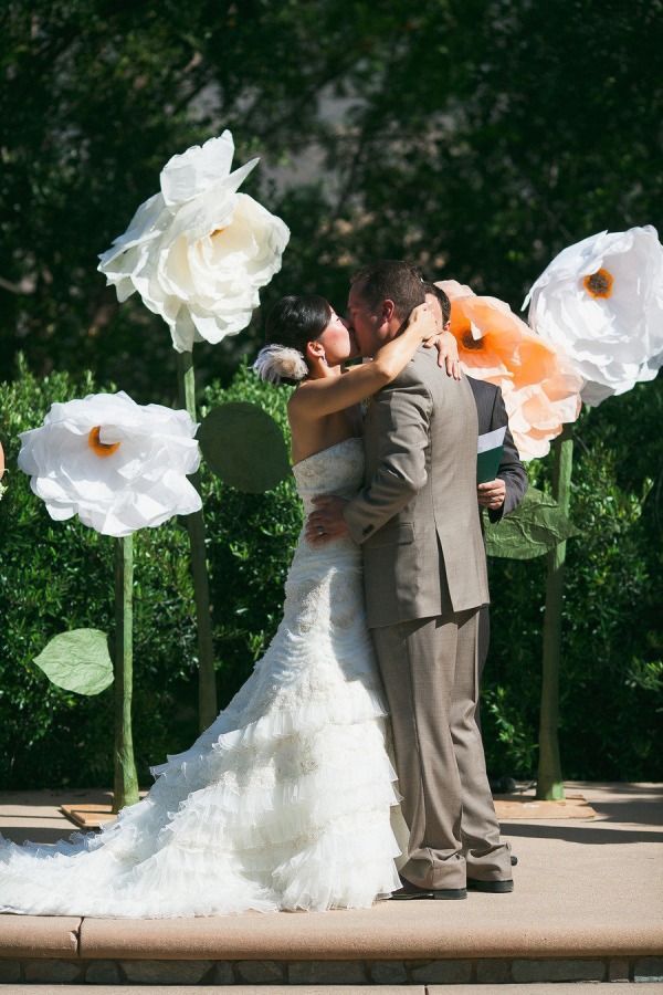 Too Cute♡ 6 Stunning Ways to Incorporate Giant Paper Flowers into Your Wedding Decor*にて紹介している画像