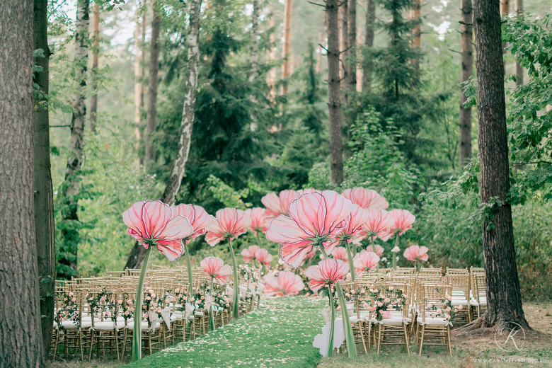 Too Cute♡ 6 Stunning Ways to Incorporate Giant Paper Flowers into Your Wedding Decor*にて紹介している画像