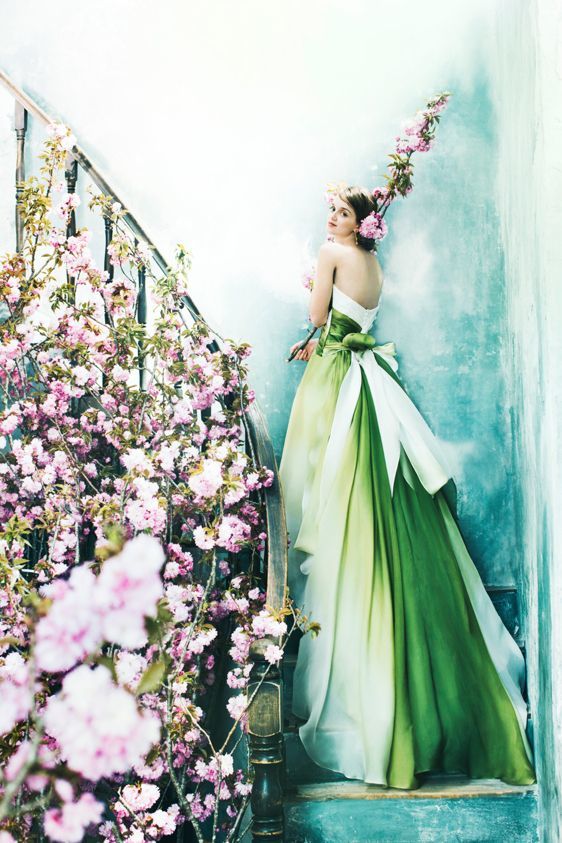 若草色ドレスで、春を楽しんじゃおう♡しあわせ花嫁さんにおすすめドレス7選！にて紹介している画像