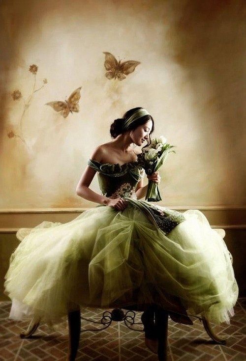 若草色ドレスで、春を楽しんじゃおう♡しあわせ花嫁さんにおすすめドレス7選！にて紹介している画像