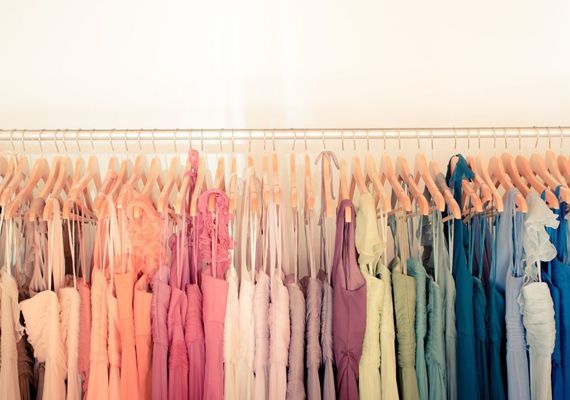 Colorful POP for Maximum Happiness: Spotlight on Bridesmaid and Groomsman Fashion!にて紹介している画像