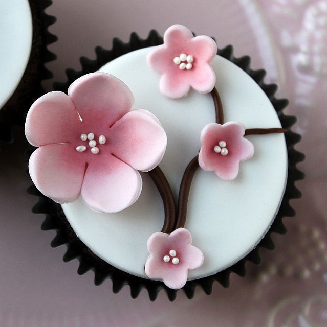 食べちゃうのがもったいない♡春Weddingにオススメの桜スイーツ＊にて紹介している画像