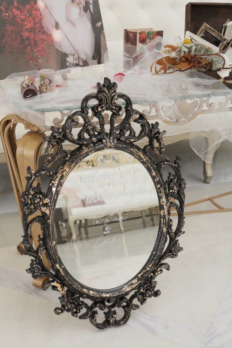 "Welcoming Guests with a Mirror: The Many Benefits of Placing a 'Welcome Mirror' at Your Wedding Reception"にて紹介している画像