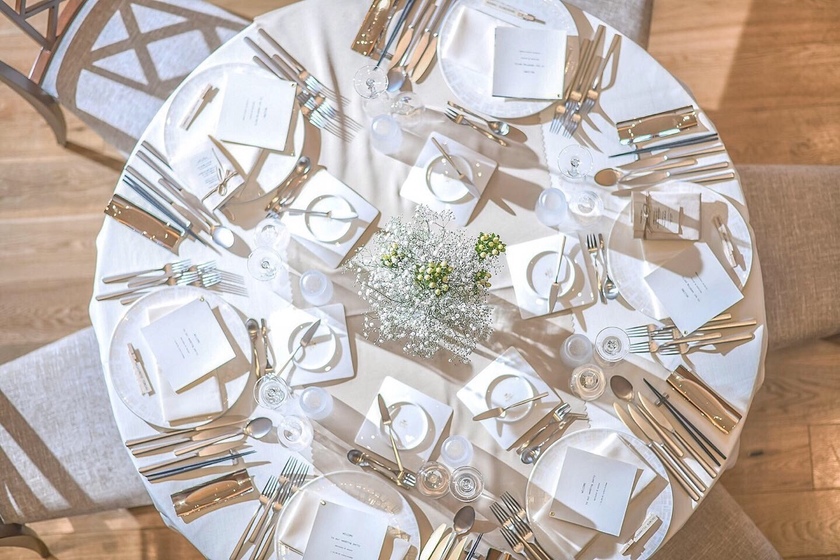 Real Bride Examples: Check Out 20 Photos of Actual Wedding Guest Table Decorations!にて紹介している画像