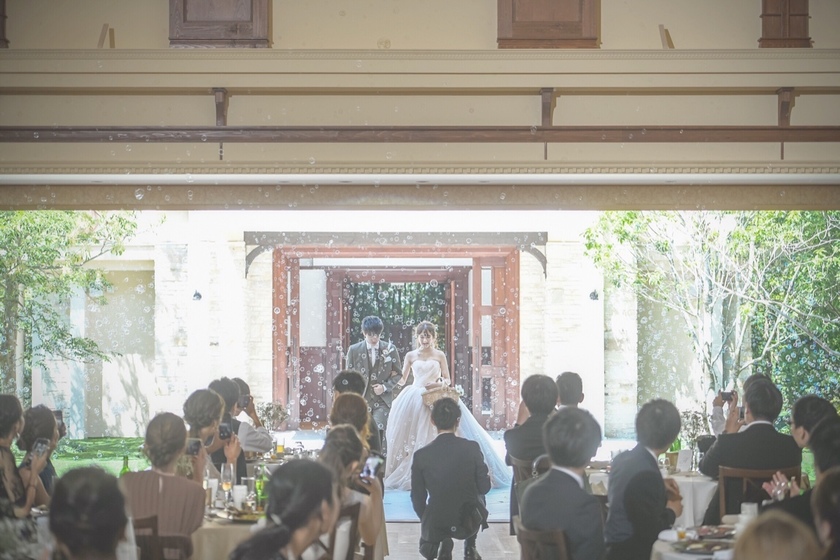 Relive the Day: Capture Your Wedding from Your Perspective with a Mini Camera!にて紹介している画像