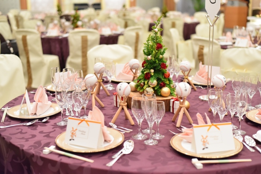 Real Bride Examples: Check Out 20 Photos of Actual Wedding Guest Table Decorations!にて紹介している画像