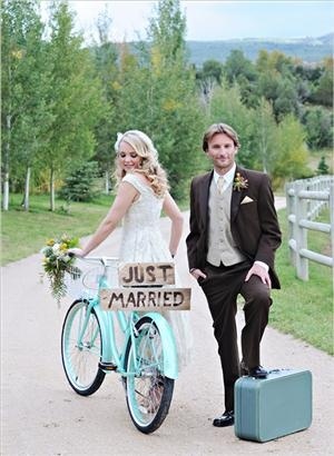 "After the Wedding: Escape in Style with a Dream Honeymoon Ride!"にて紹介している画像