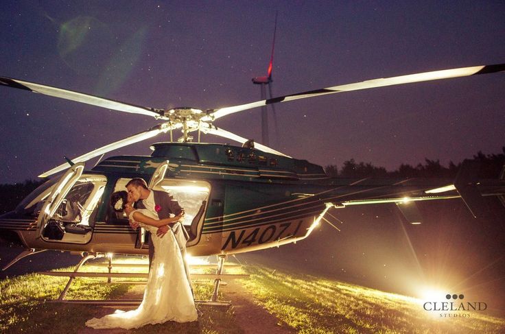 "After the Wedding: Escape in Style with a Dream Honeymoon Ride!"にて紹介している画像