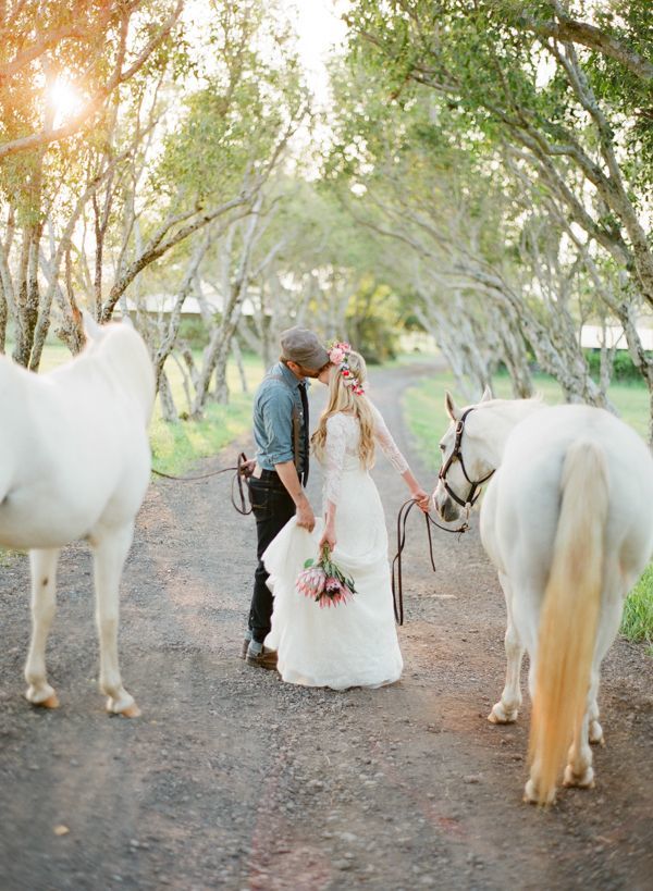 "After the Wedding: Escape in Style with a Dream Honeymoon Ride!"にて紹介している画像