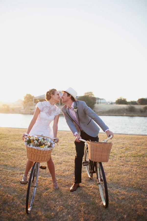 "After the Wedding: Escape in Style with a Dream Honeymoon Ride!"にて紹介している画像