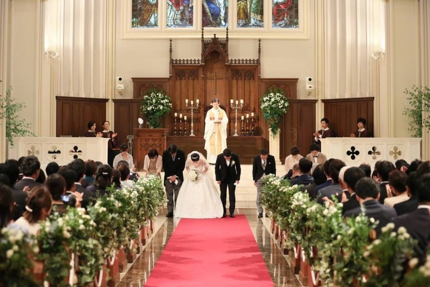 A Rare Ceremony Where Parents Exchange a Firm Handshake During the Wedding, Not Just Between Parent and Child ♩にて紹介している画像