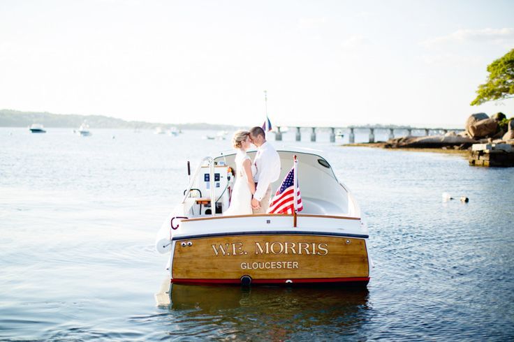 "After the Wedding: Escape in Style with a Dream Honeymoon Ride!"にて紹介している画像