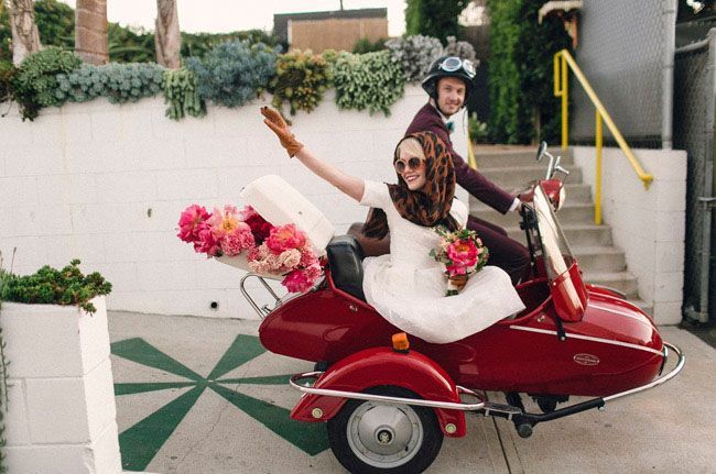 "After the Wedding: Escape in Style with a Dream Honeymoon Ride!"にて紹介している画像