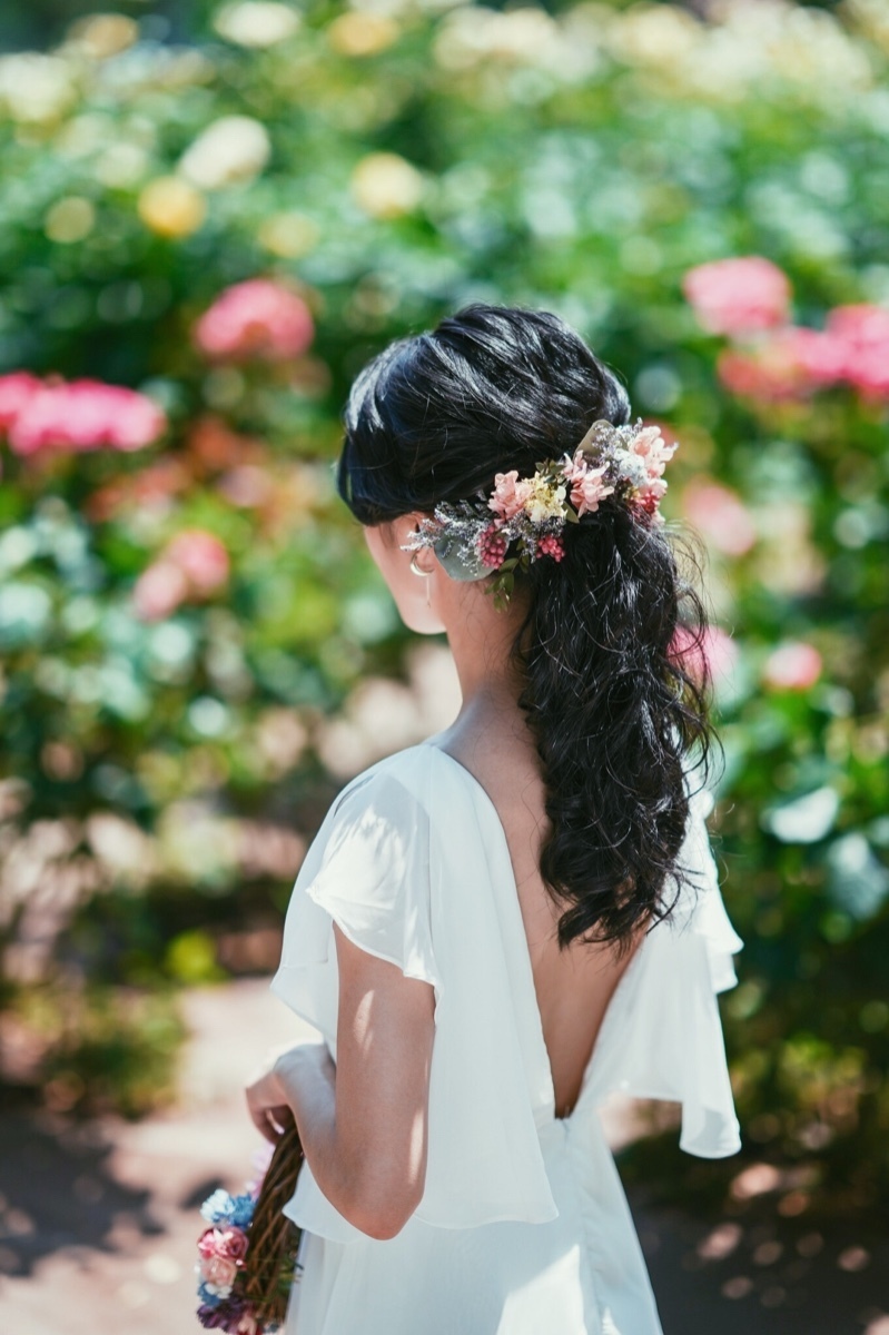 Charming and Effortlessly Elegant: Spotlight on the Latest Trend in Natural and Stylish Wedding Dresses!にて紹介している画像