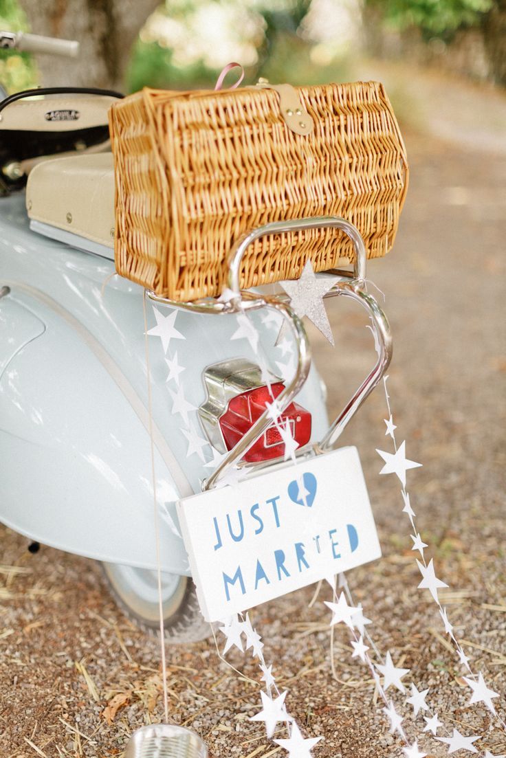 "After the Wedding: Escape in Style with a Dream Honeymoon Ride!"にて紹介している画像