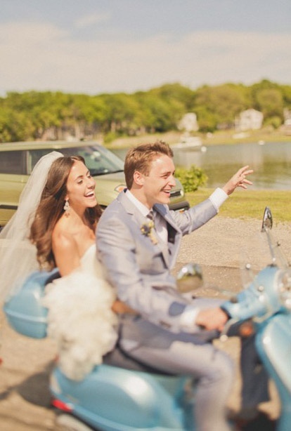 "After the Wedding: Escape in Style with a Dream Honeymoon Ride!"にて紹介している画像