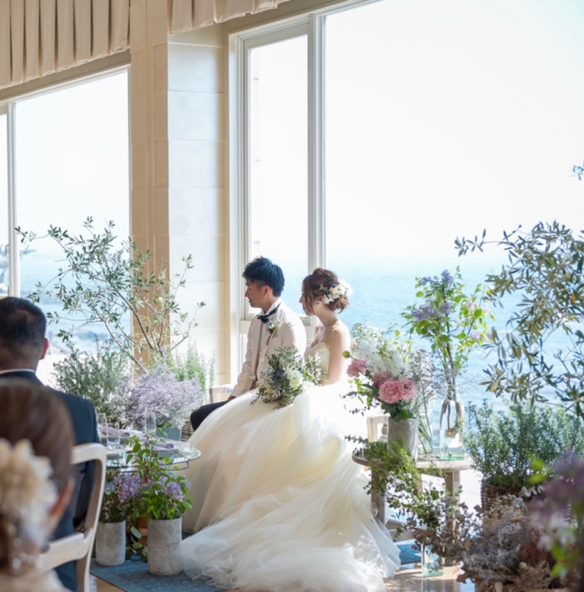 "Since there are partitions... Maybe it's better for guests to come up to the head table for the group photo instead of taking it at their tables?"にて紹介している画像