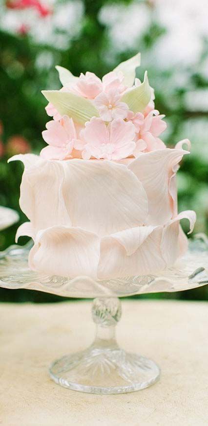 Unique and Adorably Cute: A Collection of Wonderful Wedding Cake Ideas♡にて紹介している画像