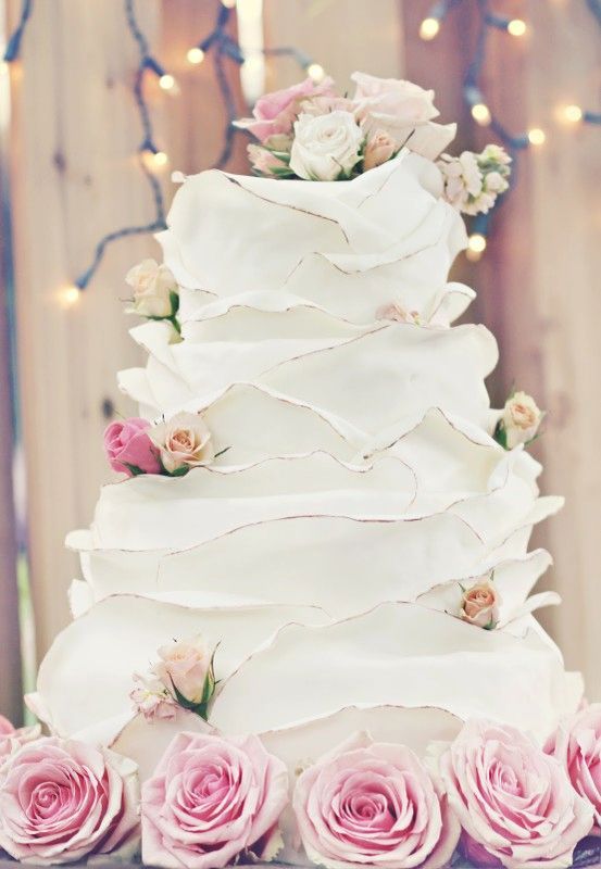 Unique and Adorably Cute: A Collection of Wonderful Wedding Cake Ideas♡にて紹介している画像