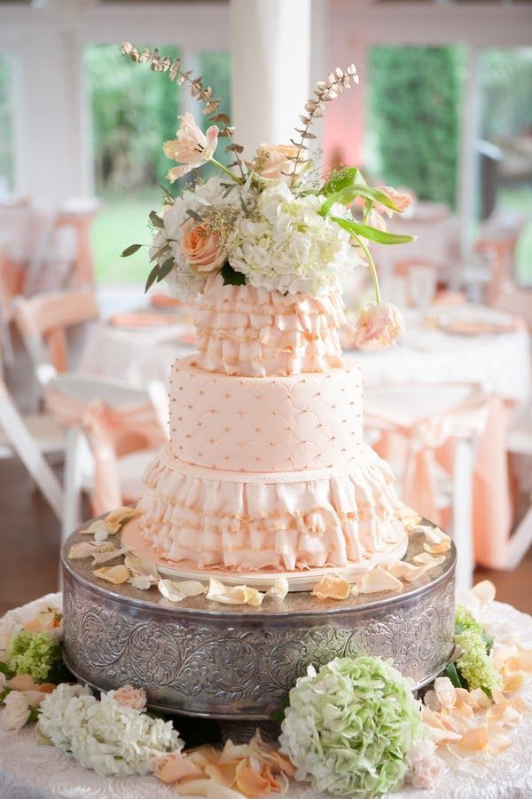 Unique and Adorably Cute: A Collection of Wonderful Wedding Cake Ideas♡にて紹介している画像