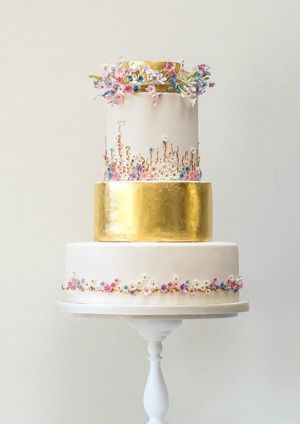 Unique and Adorably Cute: A Collection of Wonderful Wedding Cake Ideas♡にて紹介している画像