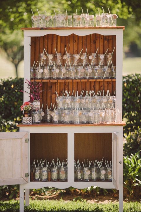 "Make a Fashionable Impression on Guests at Weddings with Stylish Main Saucers!"にて紹介している画像