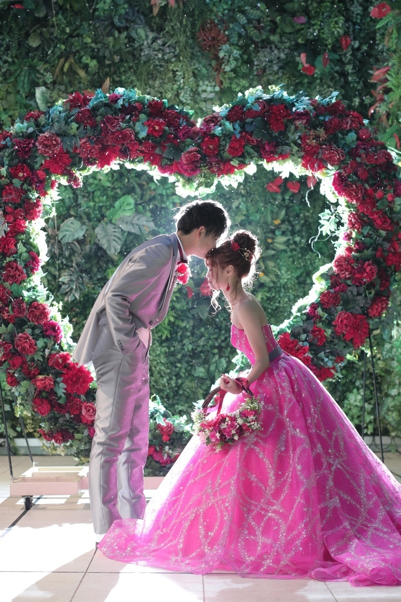 The Bride Kisses the Groom's Forehead: A Desire to Capture a Reverse Version of "Forehead Kiss Photos"にて紹介している画像