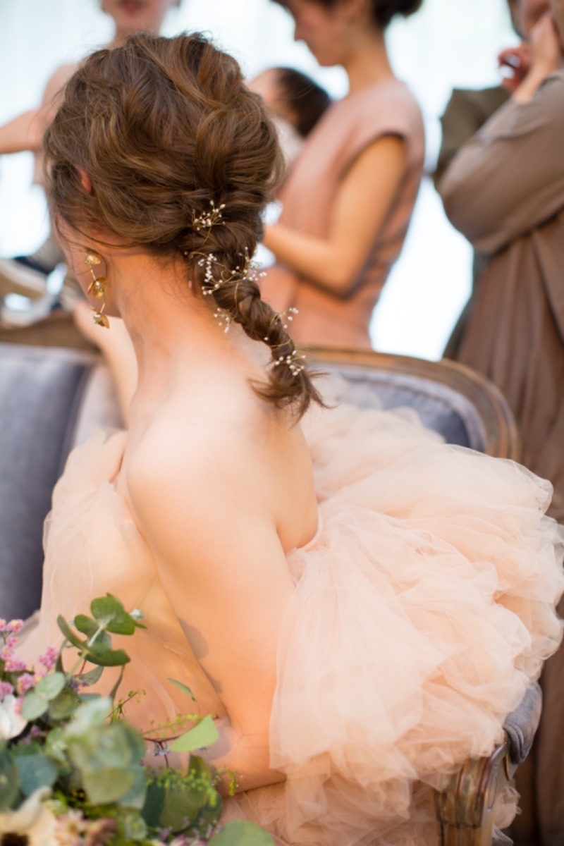 Casual and Chic: 8 Stylish Hairstyles for Your Relaxed Second Reception ♡にて紹介している画像
