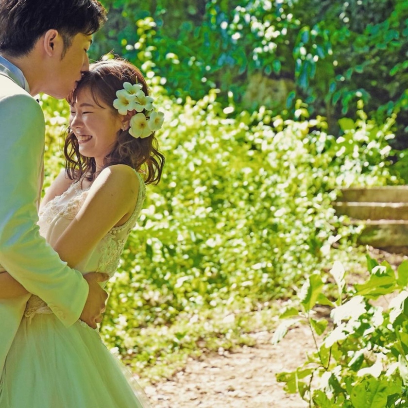 新郎亲吻新娘额头的可爱婚纱照合集♡表达甜蜜情感＊にて紹介している画像