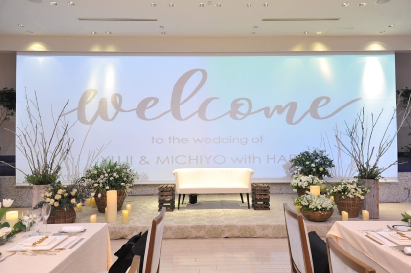 No Need for a Photo Booth!? The Amazing Idea of Installing a Screen Behind the Head Table as a Tapestry Replacement＊にて紹介している画像