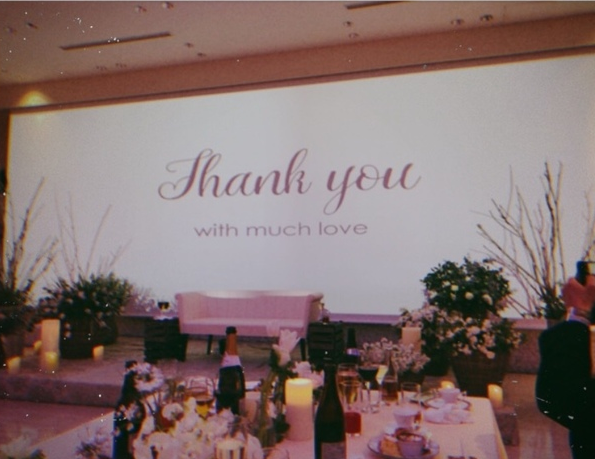 No Need for a Photo Booth!? The Amazing Idea of Installing a Screen Behind the Head Table as a Tapestry Replacement＊にて紹介している画像